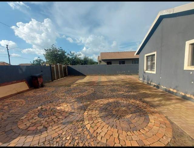 2 BEDROOM HOUSE FOR SALE IN PROTEA GLEN